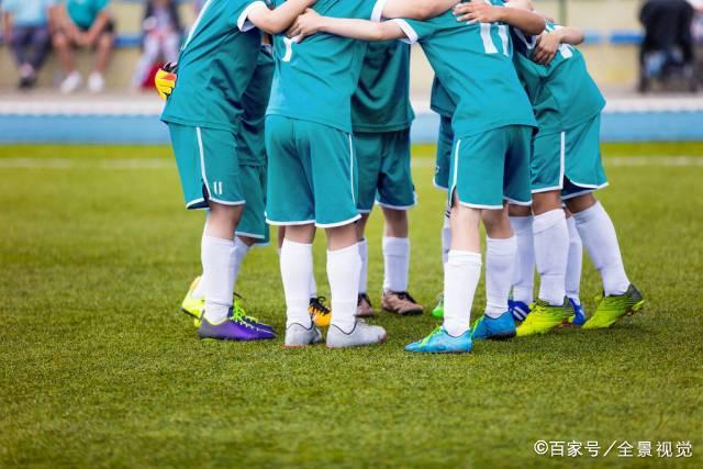 庾澄庆童年与父母罕见合影，父亲风度依旧，母亲颜值出众